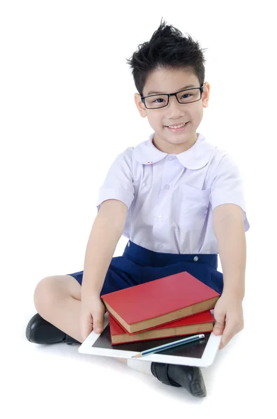 Poco asiático chico en estudiante 's uniforme con tablet ordenador en es — Foto de Stock