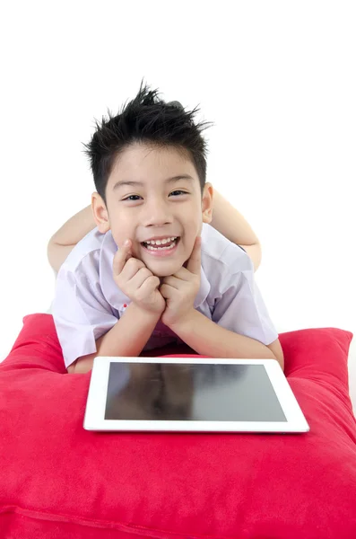 Liten asiatisk pojke i studentens uniform med tablet PC på är — Stockfoto