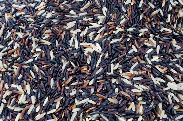 Fundo de arroz longo preto e branco, cereais crus não cozidos, macr — Fotografia de Stock