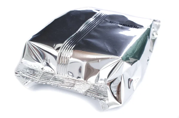 Primer plano de una bolsa de aluminio sobre fondo blanco —  Fotos de Stock