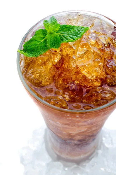 Cola con ghiaccio in un bicchiere — Foto Stock