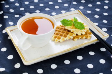 gözleme ve seramik tabak, yemek çubukları ile çay