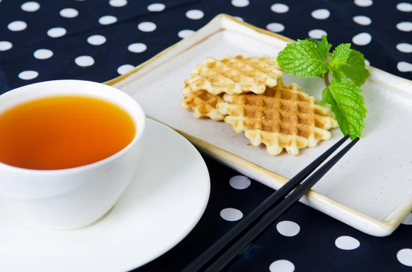 Gözleme ve seramik tabak, yemek çubukları ile çay — Stok fotoğraf