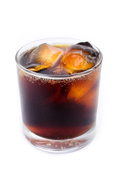 Cola con ghiaccio in un bicchiere — Foto Stock
