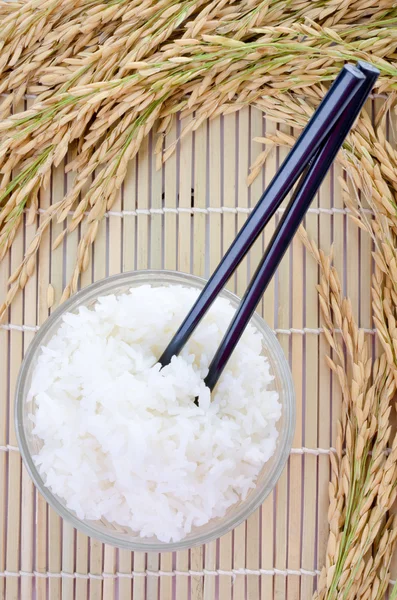 Bol de riz blanc cuit à la vapeur avec baguettes sur bambou mat.with pa — Photo
