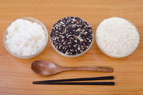 Riz cru, sélection de riz noir riz blanc et blanc cuit à la vapeur r — Photo