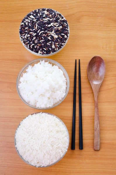 Roher Reis, Auswahl an schwarzem Reis weißer Reis und weißer gedünsteter Reis — Stockfoto
