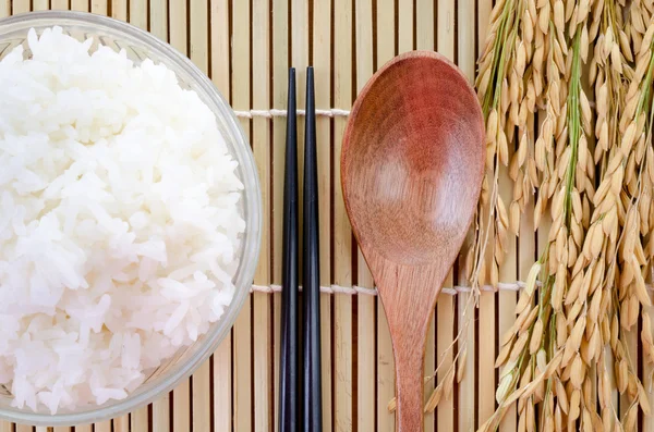 Bowl of white steamed rice with chopsticks on bamboo mat.with pa — Stock Photo, Image