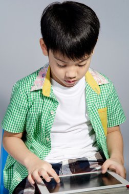 Küçük Asya boywith tablet bilgisayar
