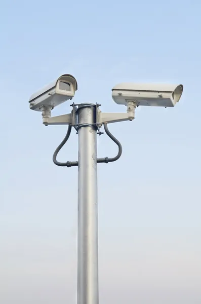 Kamera bezpieczeństwa na tle niebieskiego nieba — Zdjęcie stockowe