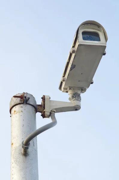 Cctv kamera bezpieczeństwa na tle niebieskiego nieba — Zdjęcie stockowe