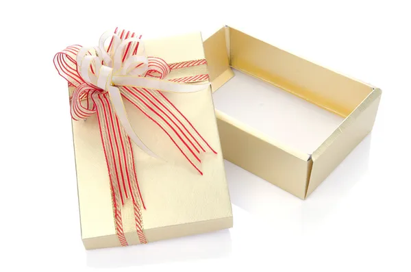 Золотой подарок подарочная коробка с подавляющим лук изолирован на белом — стоковое фото