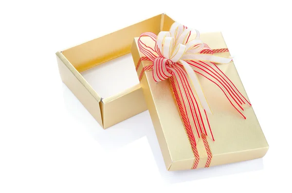 Złota obecny pudełko z przytłaczającą łuk na białym tle — Zdjęcie stockowe