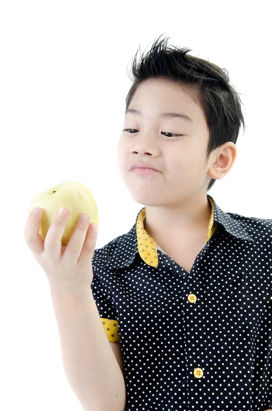Mignon garçon avec pomme sur fond blanc — Photo