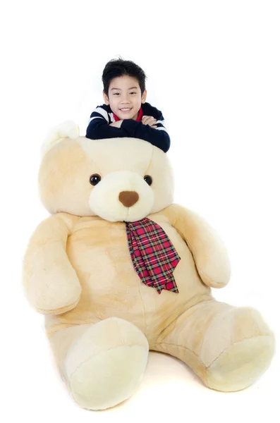 Asiatique garçon avec gros ours poupée sur fond blanc  . — Photo