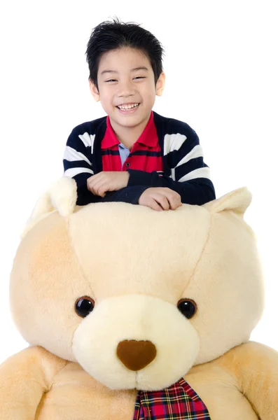 Asiatisk pojke med stor Björn docka på vit bakgrund . — Stockfoto