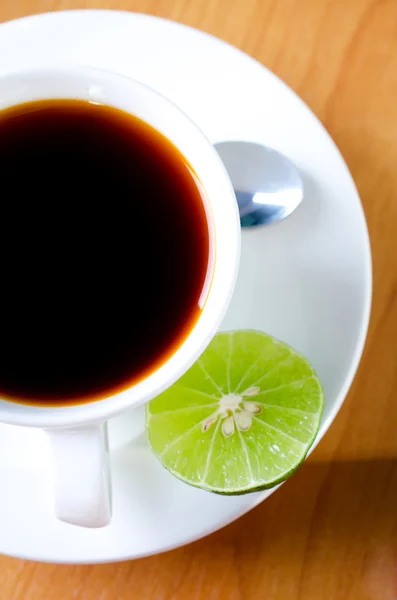 Tè con calce in tazza bianca — Stock fotografie