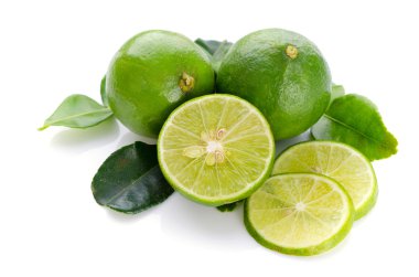 limon dilimleri ve beyaz arka plan üzerinde izole yaprakları ile Limes