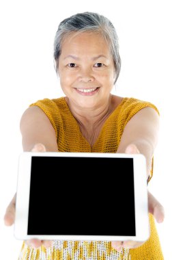 Asyalı kadın kıdemli tablet ile
