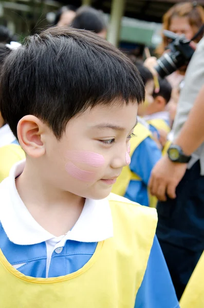 Parkta oynarken sevimli Asya çocuk — Stok fotoğraf
