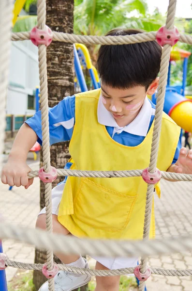 Asiatico carino ragazzo giocare in il parco — Foto Stock