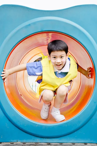 Asian söt pojke leker i parken — Stockfoto