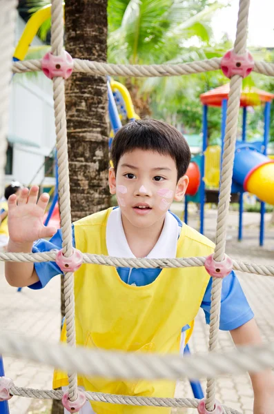 Asiatico carino ragazzo giocare in il parco — Foto Stock