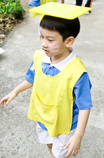 Asiatico carino ragazzo giocare in il parco — Foto Stock