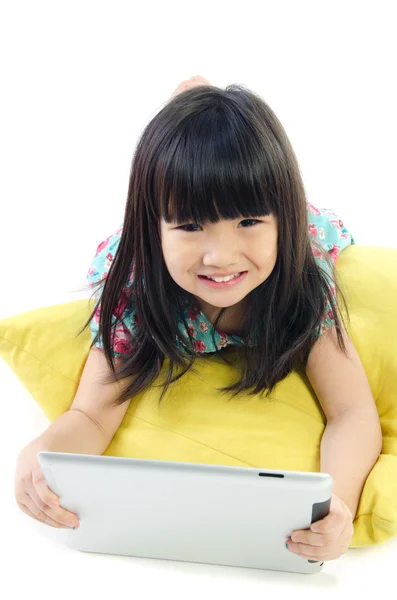 Weinig Aziatische meisje glimlach met tablet pc — Stockfoto