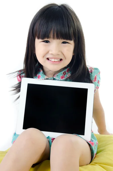 Pequeña chica asiática sonríe con tableta ordenador — Foto de Stock