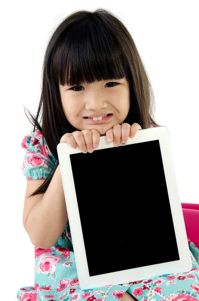 Petite fille asiatique sourit avec tablette ordinateur — Photo
