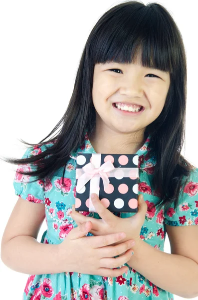 Aasialainen ihana tyttö lahjapakkauksella — kuvapankkivalokuva