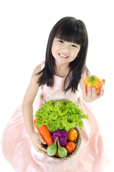 Jeune fille mignonne asiatique avec des légumes — Photo