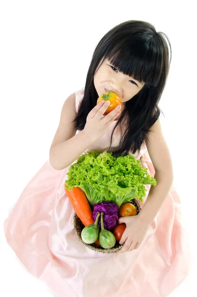 Jeune fille mignonne asiatique avec des légumes — Photo