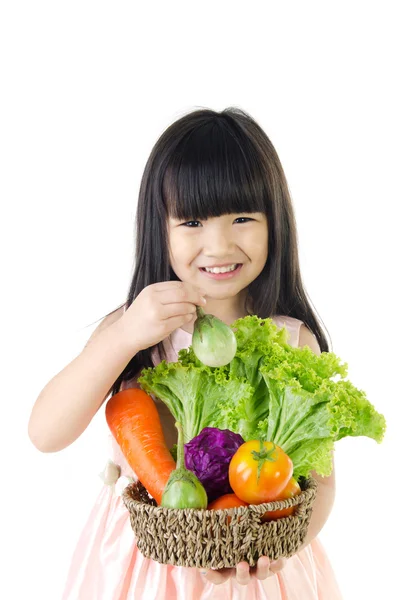 Jeune fille mignonne asiatique avec des légumes — Photo