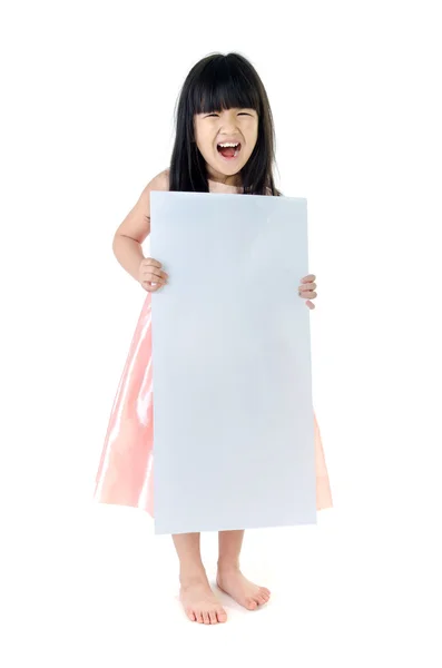 年轻的亚洲女孩抱着空白广告牌的肖像 — 图库照片