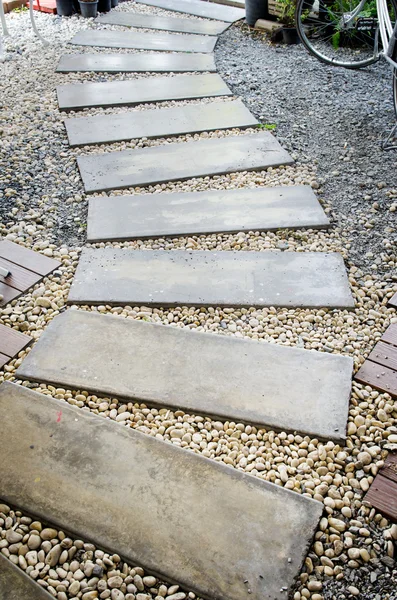 Betonsteg im Garten — Stockfoto