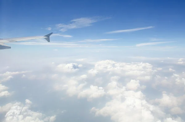 青い空と雲と飛行機の翼 — ストック写真