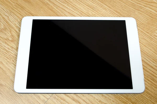 Tablet PC op oude houten achtergrond — Stockfoto