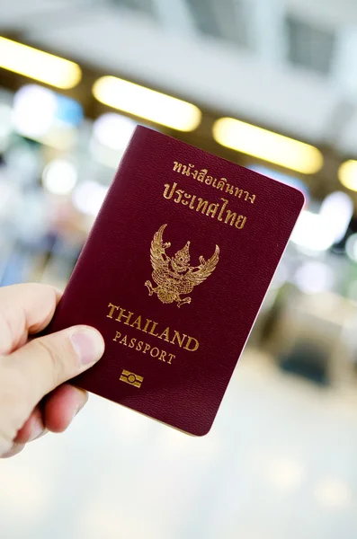 Mano sosteniendo thailand pasaporte — Foto de Stock