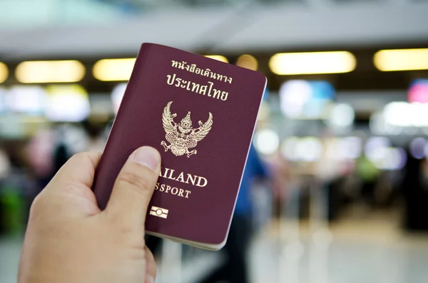 Mano sosteniendo thailand pasaporte — Foto de Stock