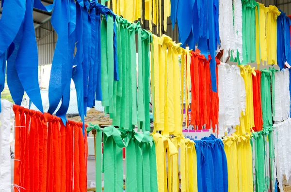 Bunte Kleidung auf dem Markt — Stockfoto