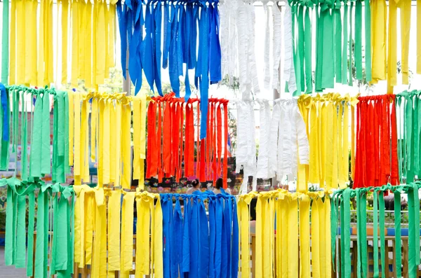 Bunte Kleidung auf dem Markt — Stockfoto