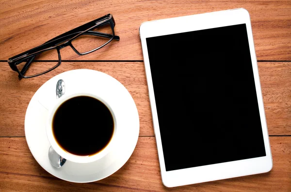 Leere Tablette und eine Tasse Kaffee — Stockfoto