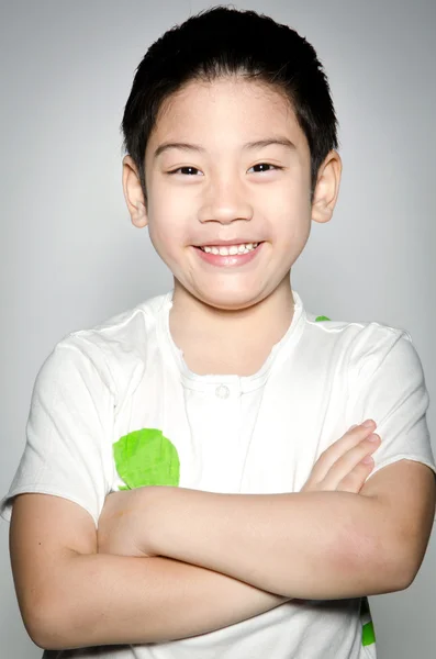 Porträtt av glad asiatiska söt pojke — Stockfoto