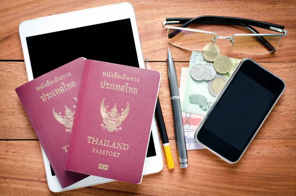 Tailandia Pasaporte con moneda en madera de teca  . — Foto de Stock