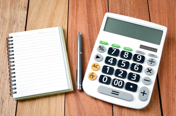 Lege notebook en rekenmachine — Stockfoto