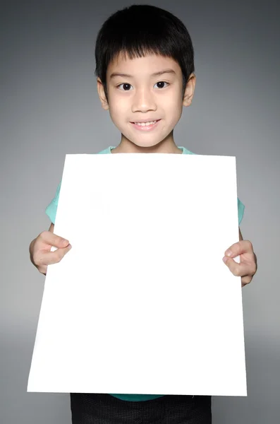 Retrato de criança asiática com placa em branco para adicionar seu texto  . — Fotografia de Stock