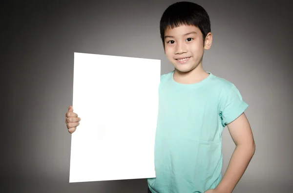 あなたのテキストを追加するための空白のプレートを持つアジアの子供の肖像画 . — ストック写真
