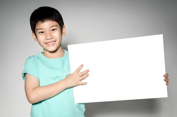 Retrato de criança asiática com placa em branco para adicionar seu texto  . — Fotografia de Stock